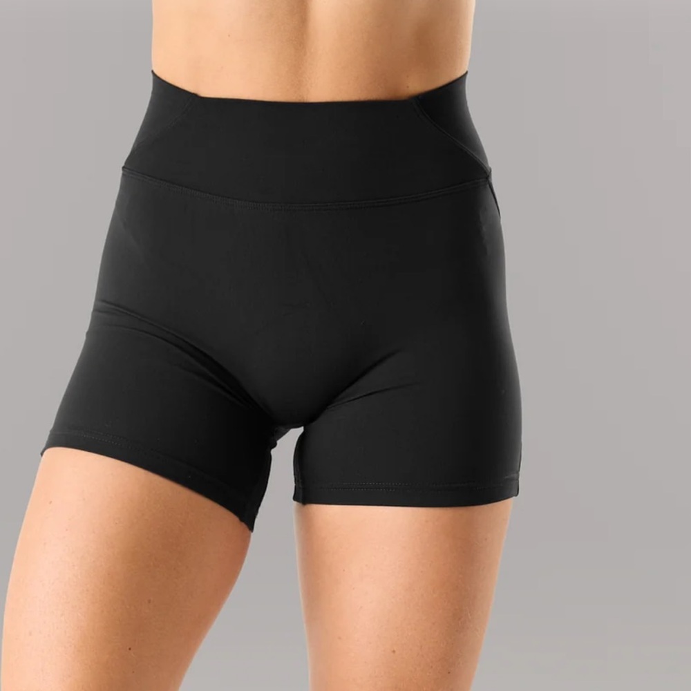 Alphalete Women's Black Aura Shorts